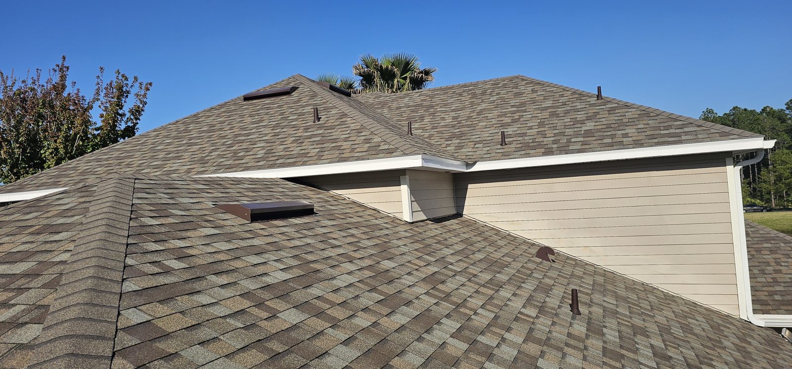Finished architectural shingle roof on a Florida home